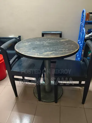 কাঠের টেবিল