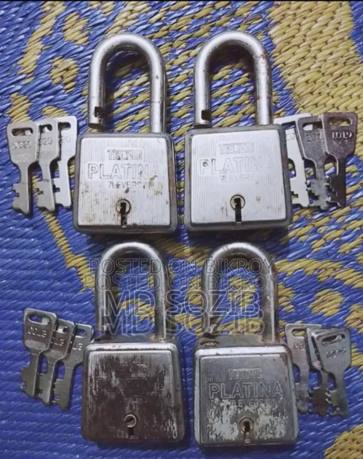 চারটি তালা বিক্রি হবে একসাথে