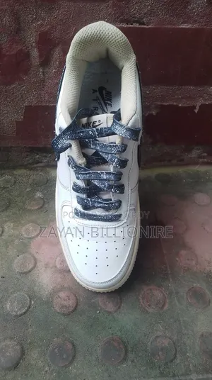 প্রায় নতুন সেকেন্ড হ্যান্ড নাইকি স্নিকার্স