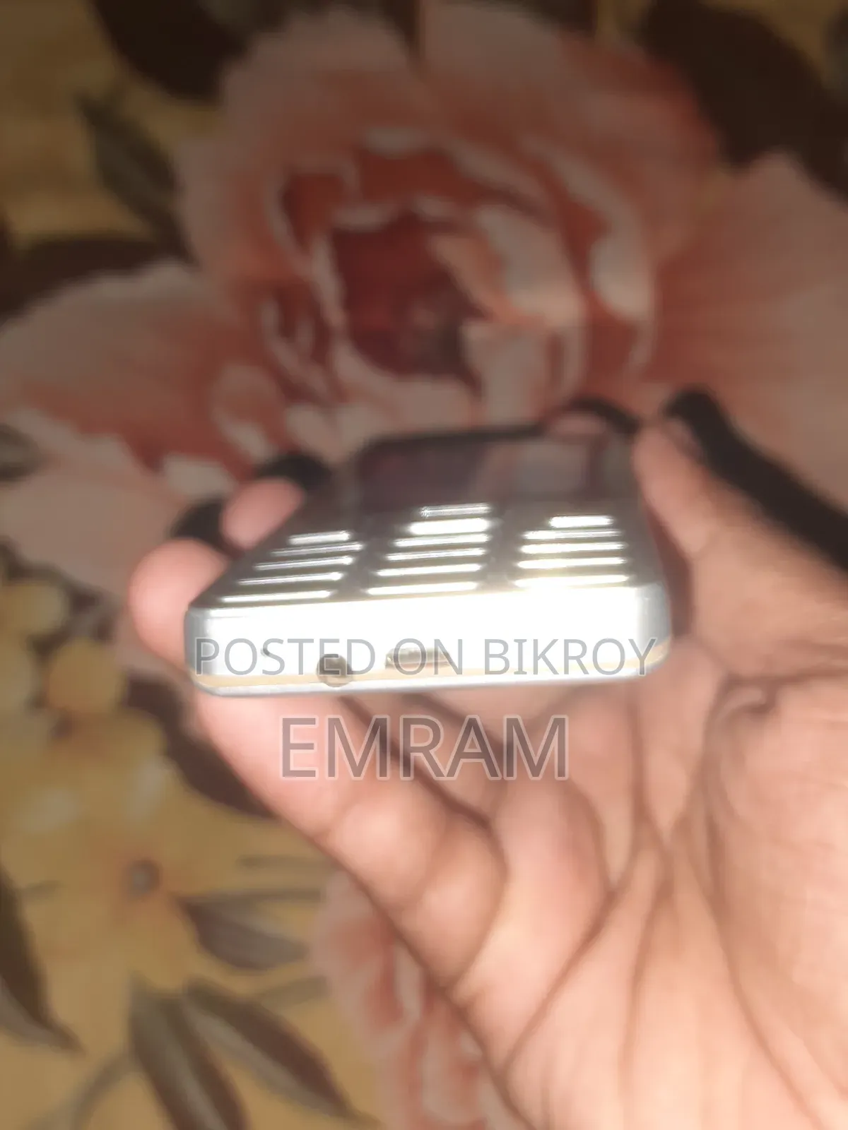 নতুন মোবাইল ফোন রূপালি