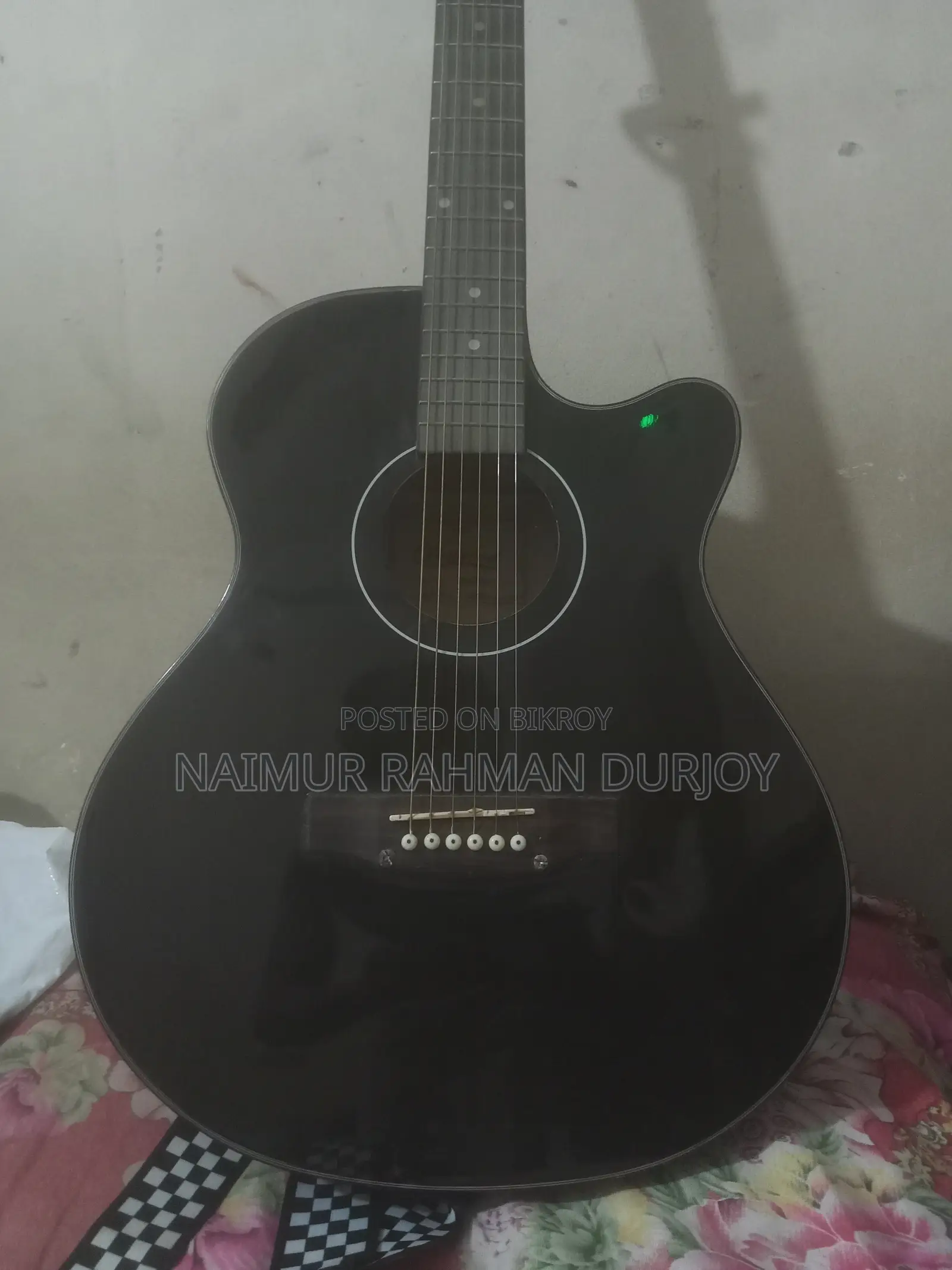 ওয়েস্ট উড অ্যাকোস্টিক গিটার