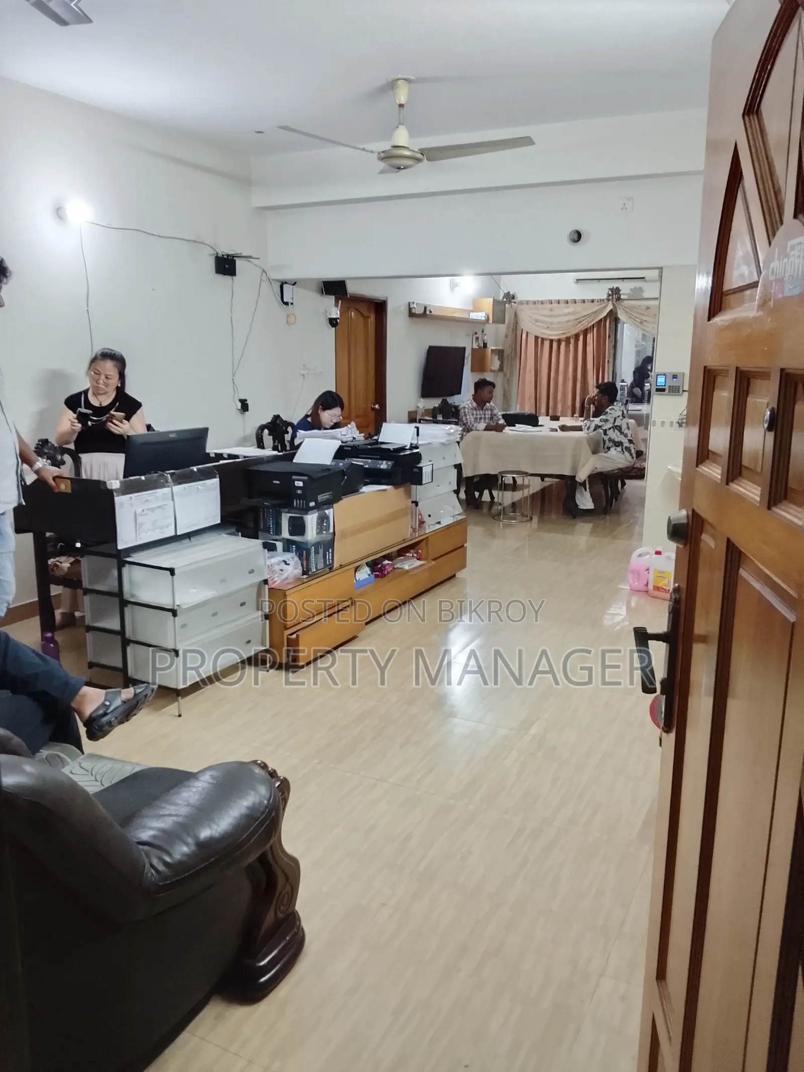 উত্তরায় ভাড়া দেওয়ার জন্য আসবাবপত্রসহ ৪ শোবার ঘরের অ্যাপার্টমেন্ট