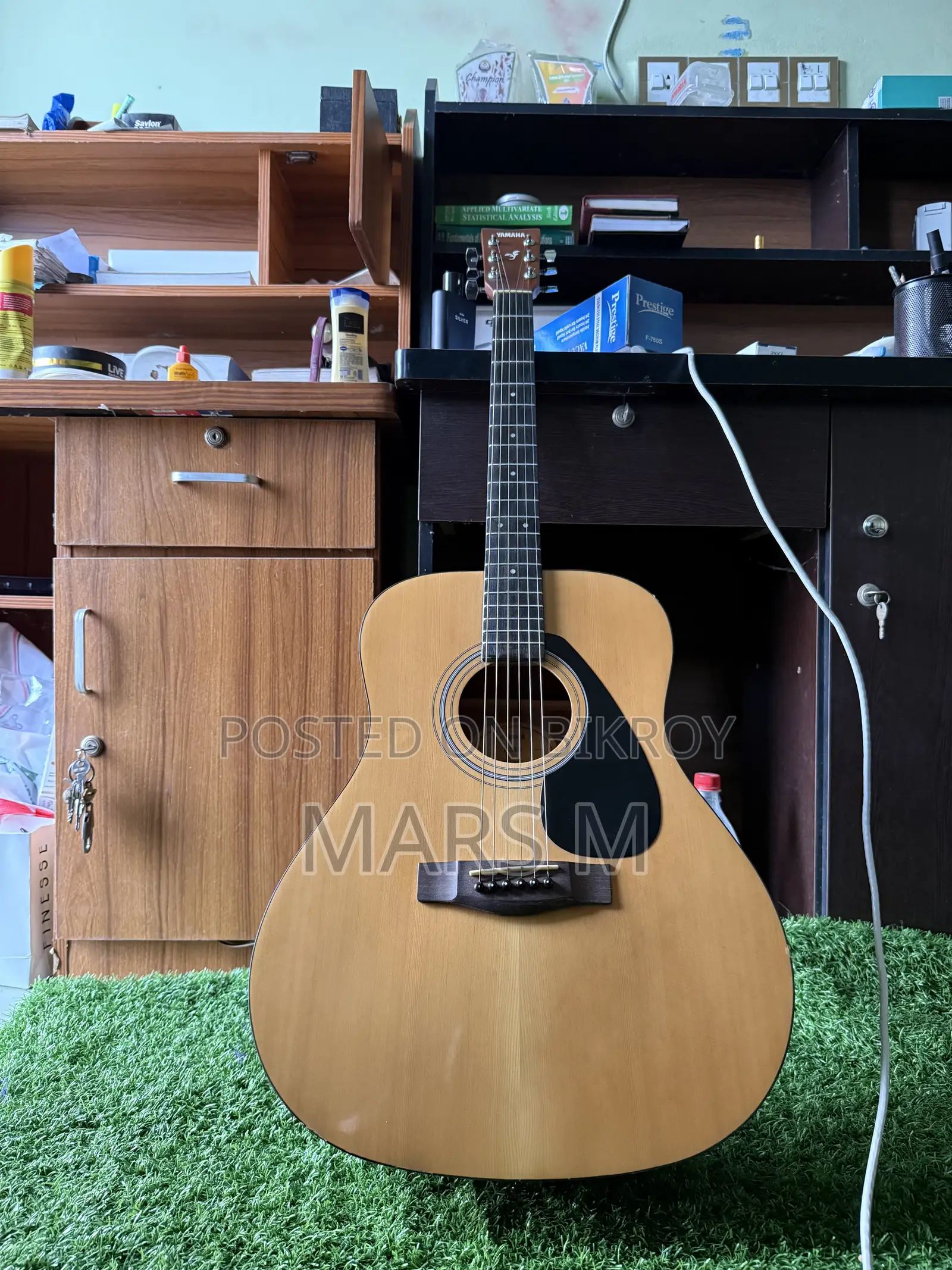 Yamaha F310 অ্যাকৌস্টিক গিটার
