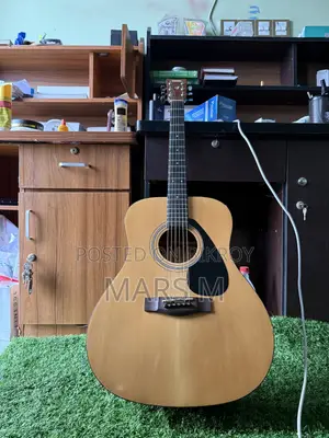 Yamaha F310 অ্যাকৌস্টিক গিটার