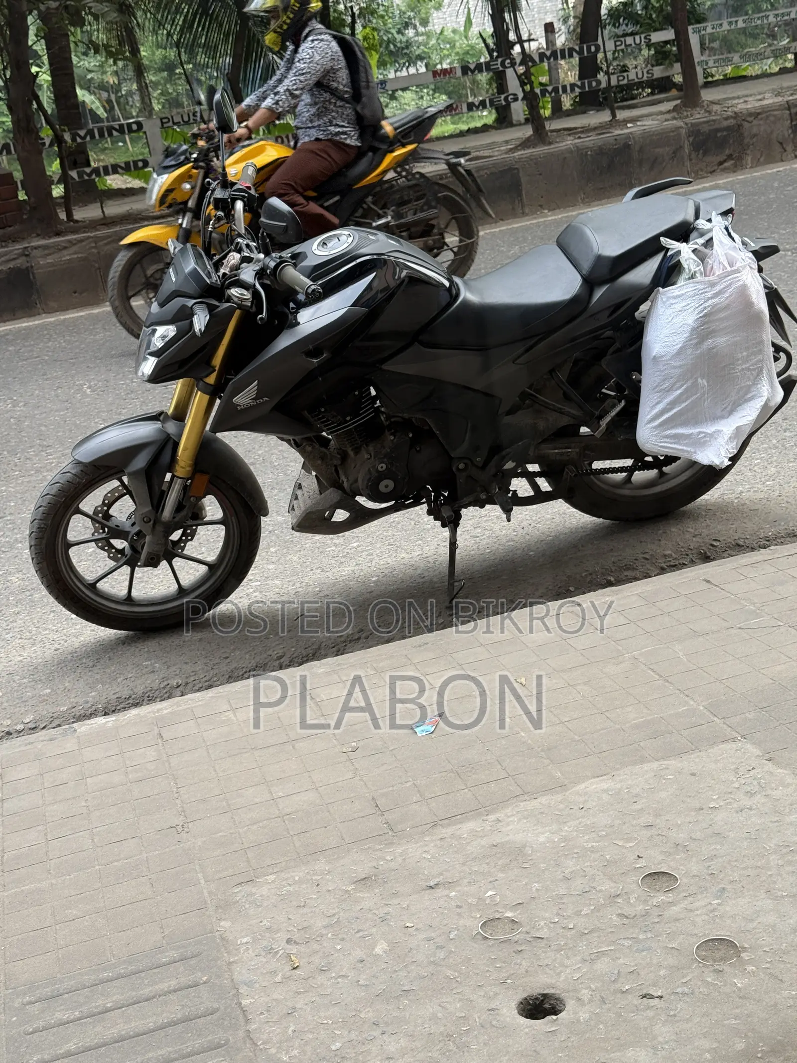 নতুন হন্ডা হরনেট ২০২৪ কালো
