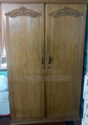 পুরাতন মডেলের আলমারি