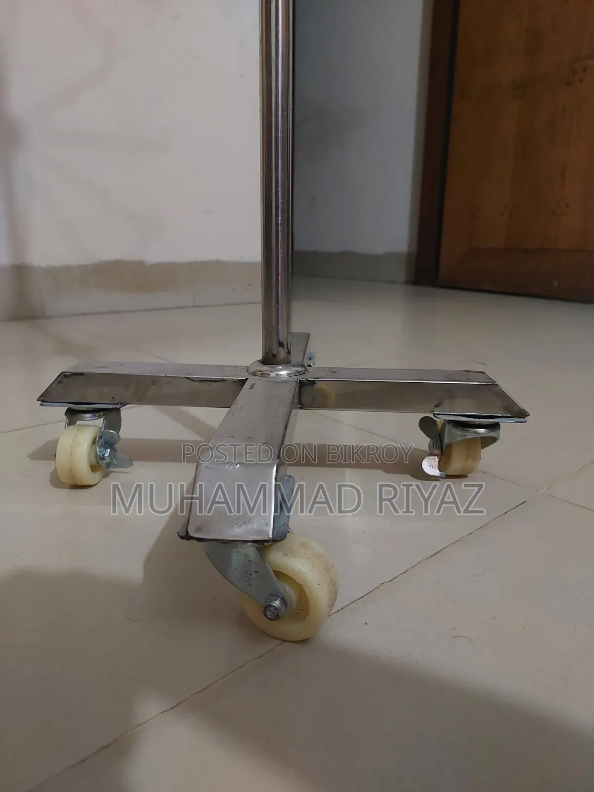 Steel 360° Rotating Display Rack With Wheels