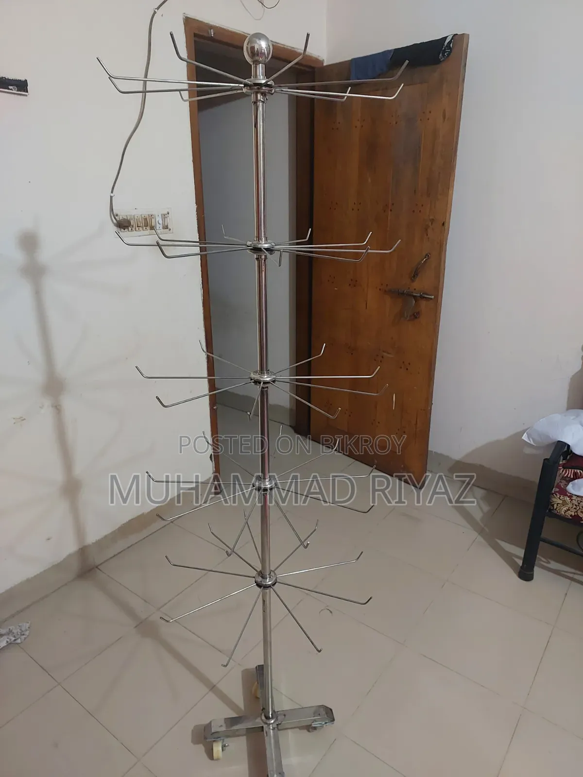 Steel 360° Rotating Display Rack With Wheels