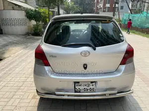 Toyota Vitz 2009 Silver