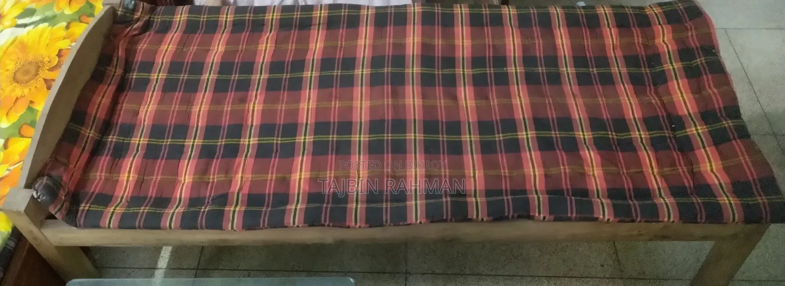 ব্যাচেলরদের জন্য খাট এবং পড়ার টেবিল