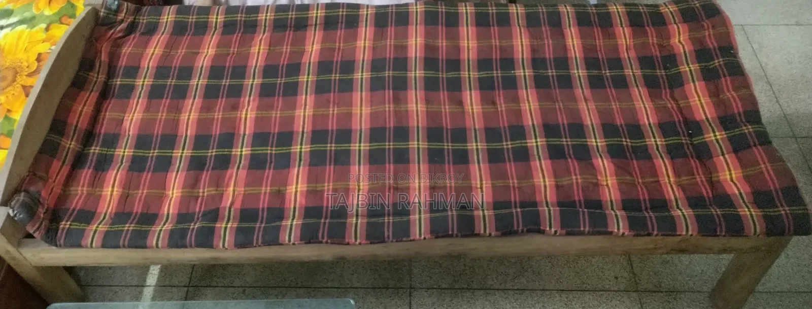 ব্যাচেলরদের জন্য খাট এবং পড়ার টেবিল