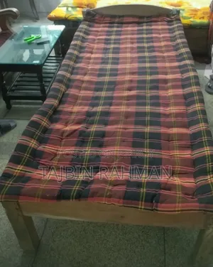 ব্যাচেলরদের জন্য খাট এবং পড়ার টেবিল