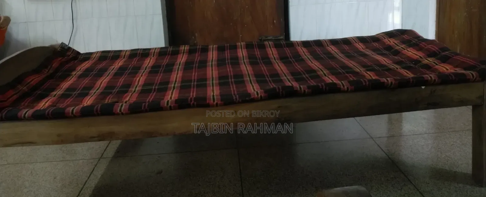 ব্যাচেলরদের জন্য খাট এবং পড়ার টেবিল
