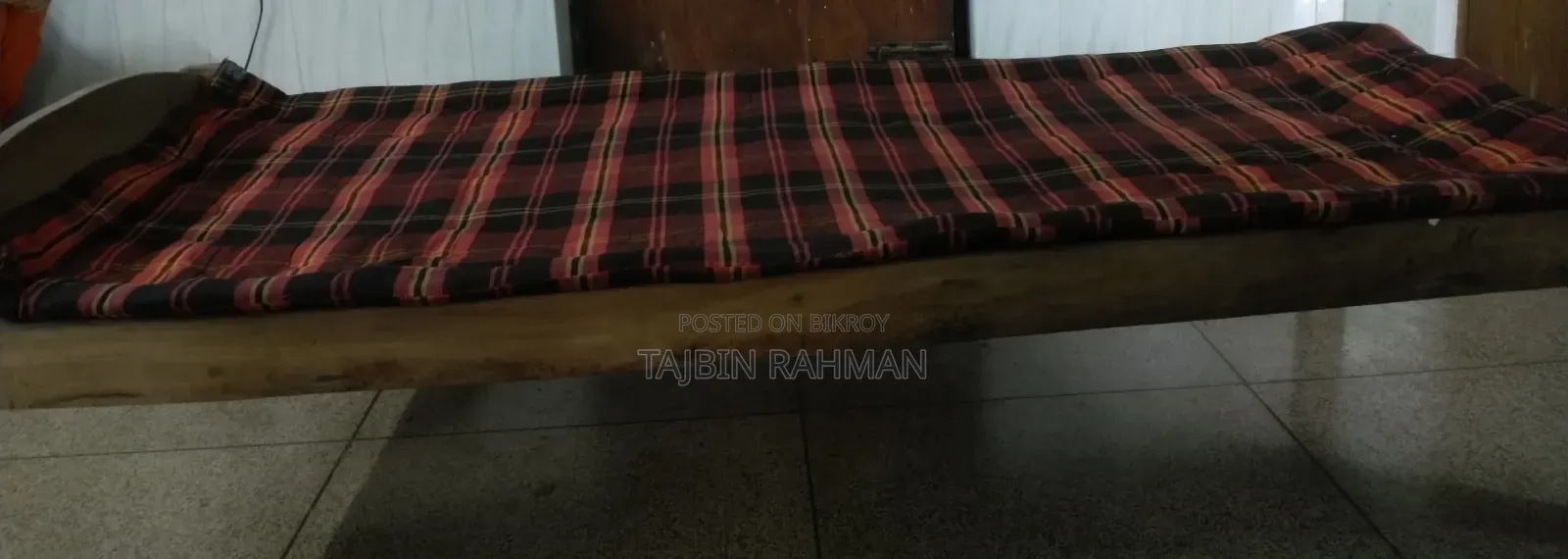 ব্যাচেলরদের জন্য খাট এবং পড়ার টেবিল