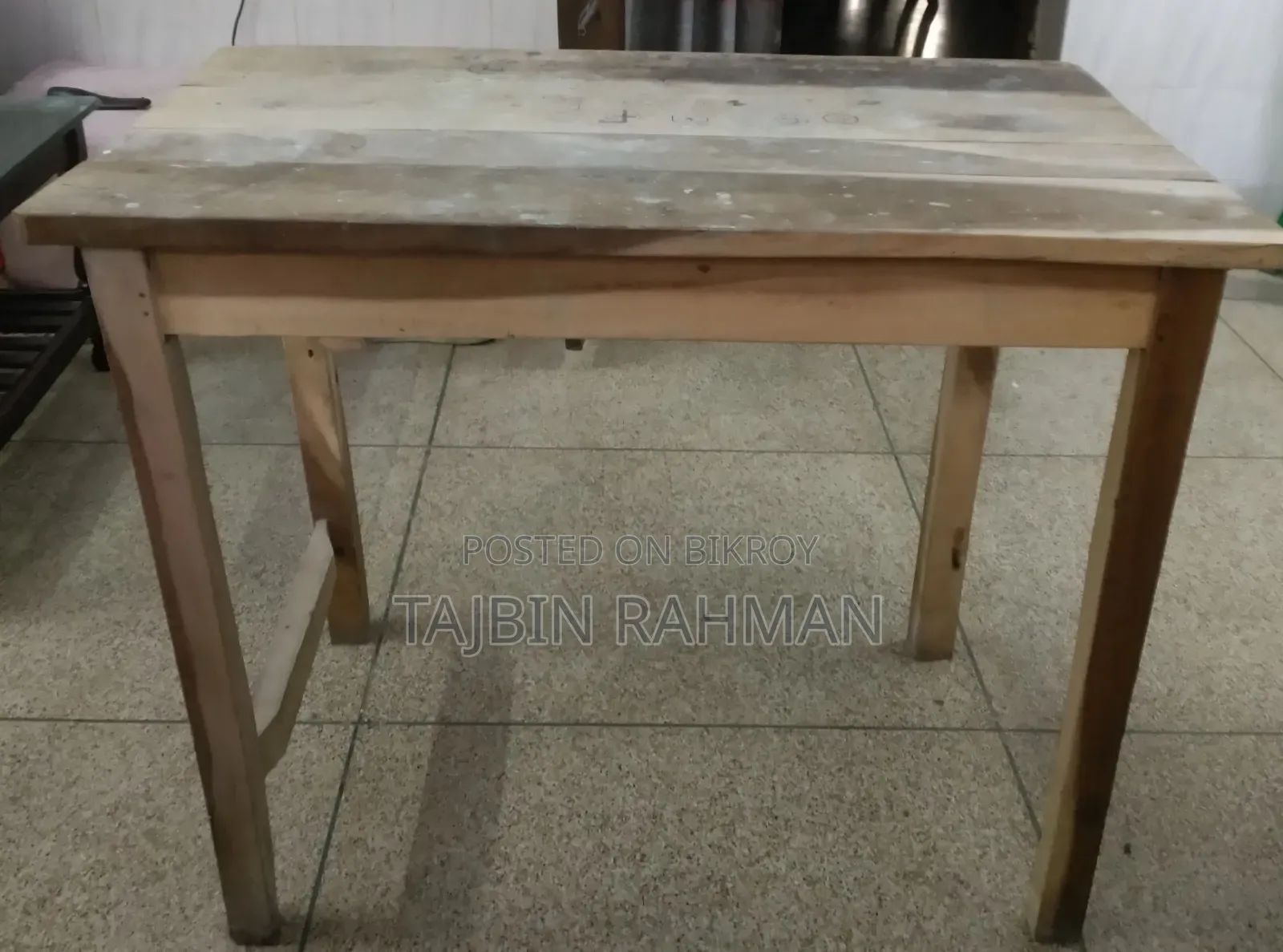 ব্যাচেলরদের জন্য খাট এবং পড়ার টেবিল