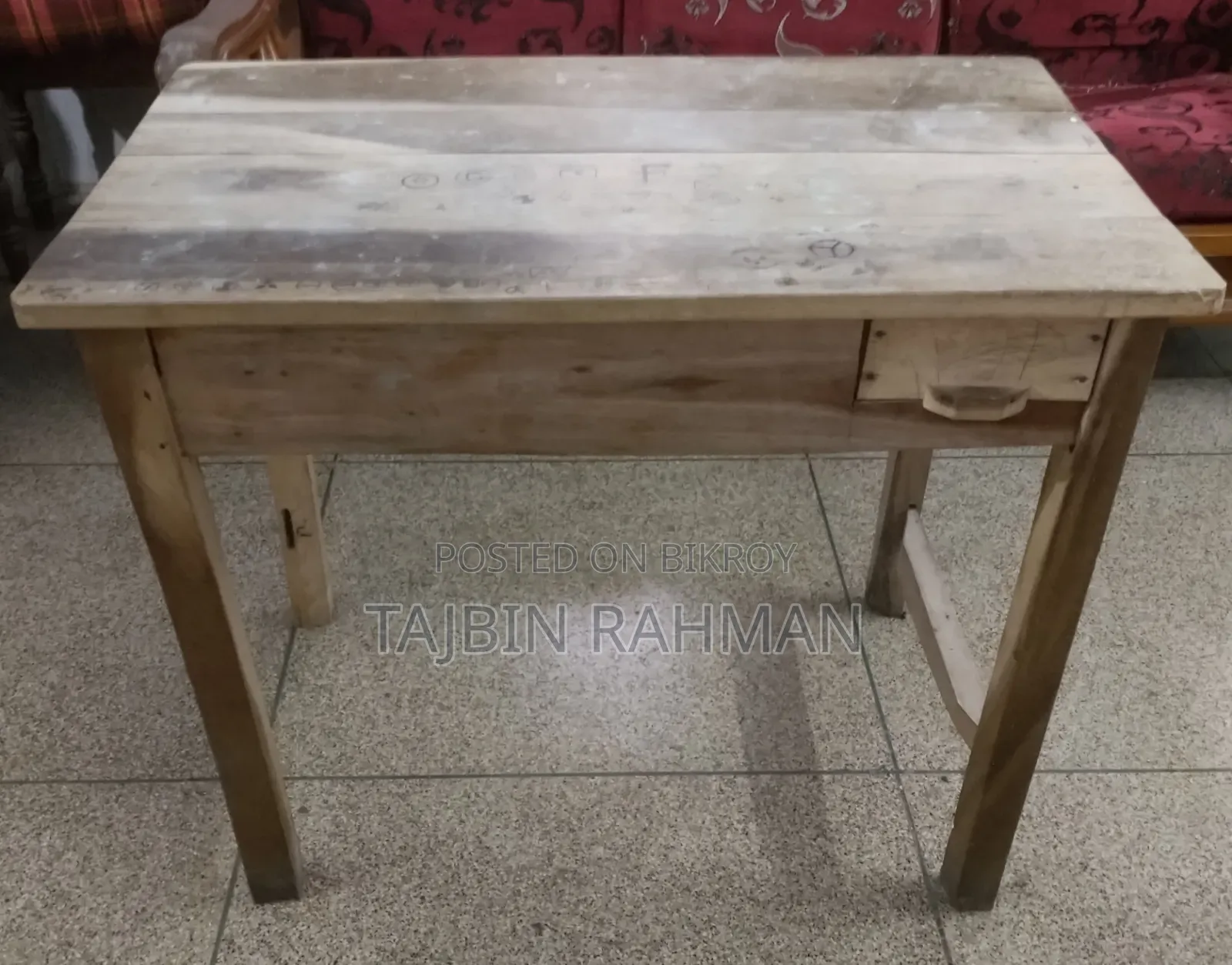 ব্যাচেলরদের জন্য খাট এবং পড়ার টেবিল