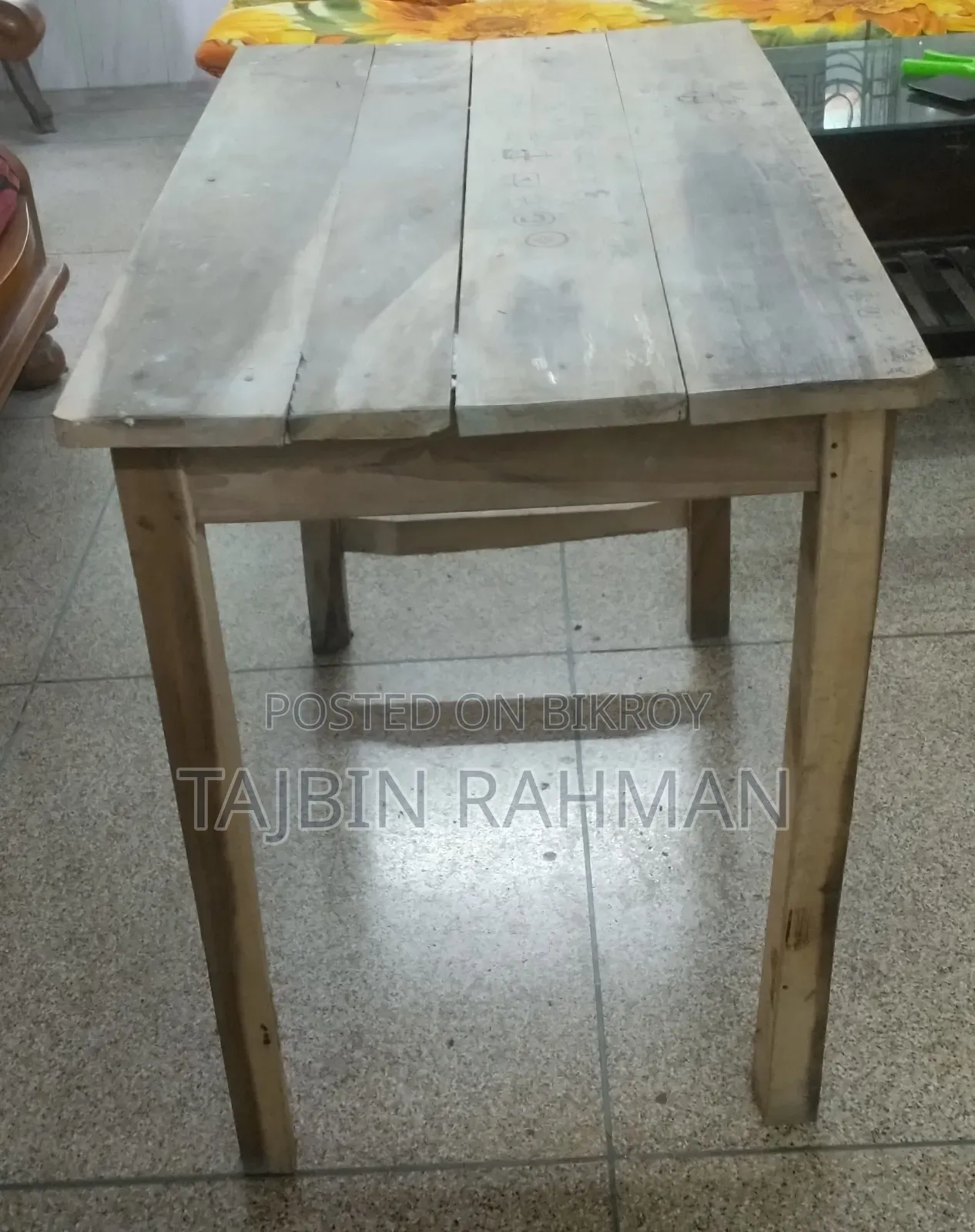 ব্যাচেলরদের জন্য খাট এবং পড়ার টেবিল