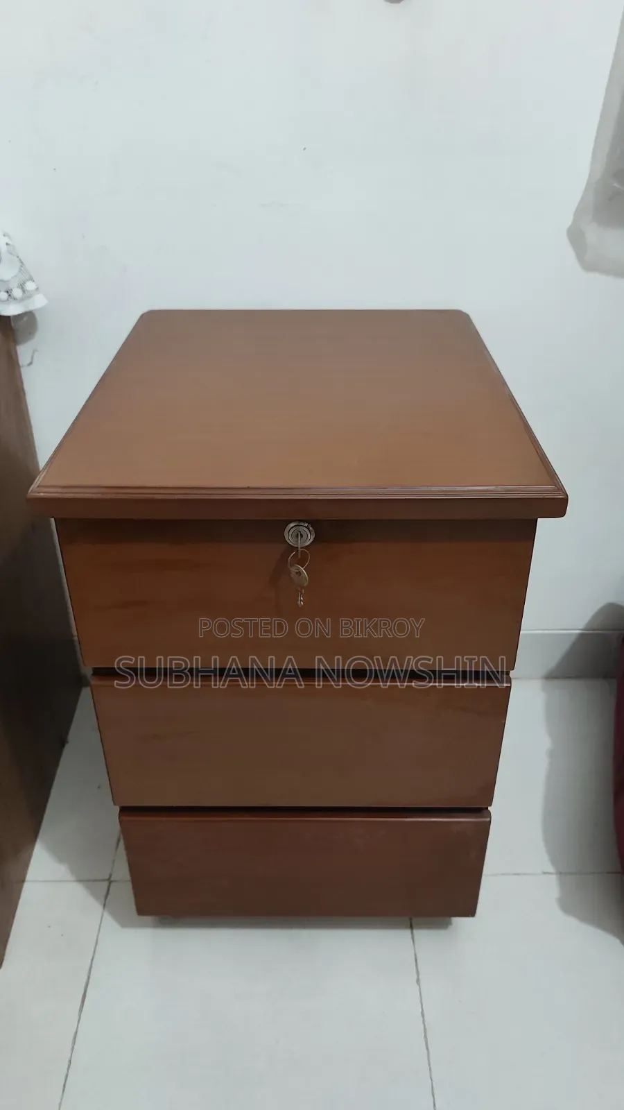কাঠের সাইড টেবিল