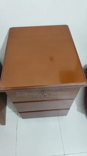 কাঠের সাইড টেবিল