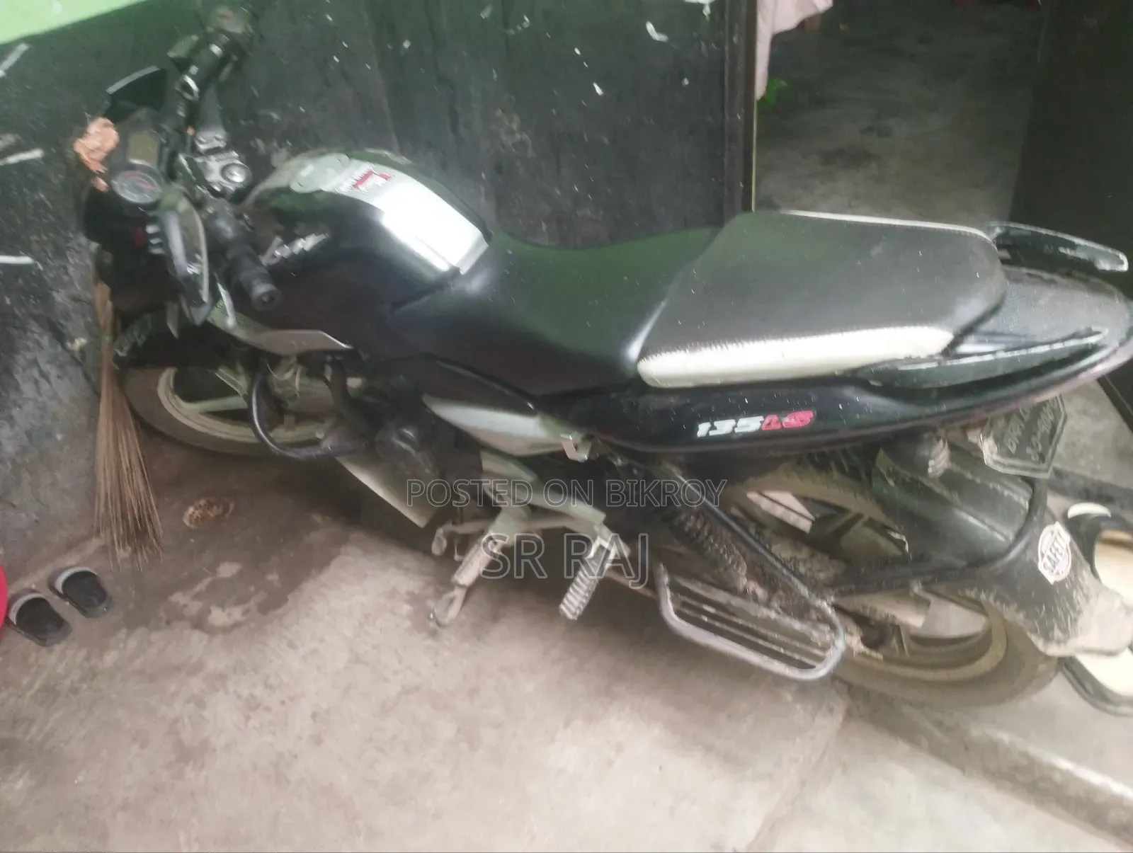 বাজাজ পালসার ১৩৫ এলএস ২০০৯ কালো