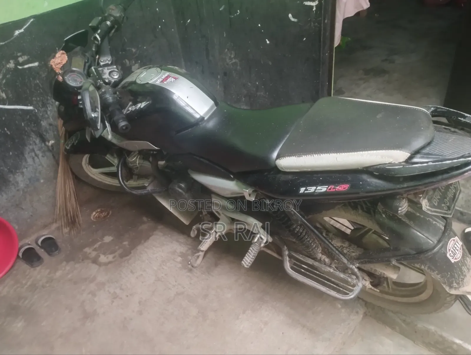 বাজাজ পালসার ১৩৫ এলএস ২০০৯ কালো