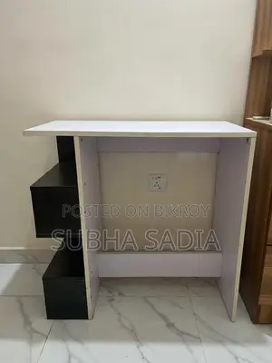 পড়ার টেবিল