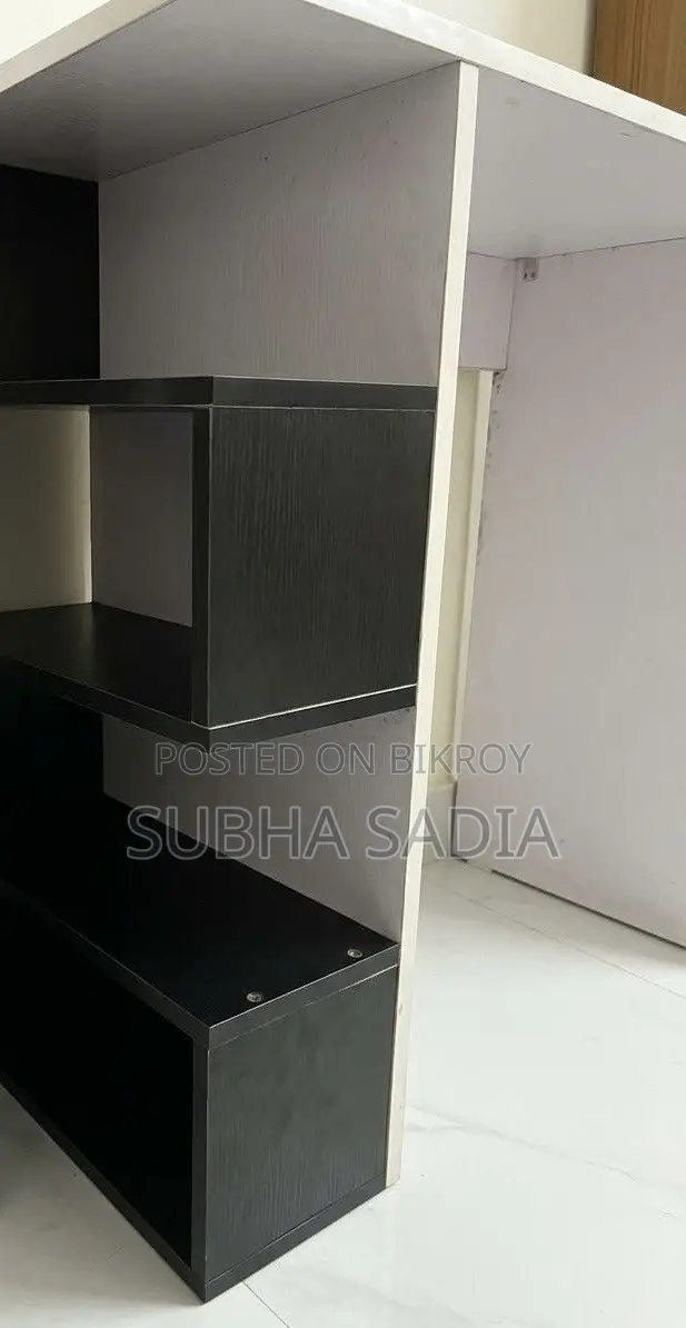 পড়ার টেবিল