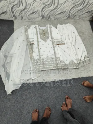 প্রিমিয়ার ফুল কাজ করা থ্রি-পিস