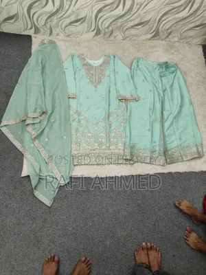 প্রিমিয়ার ফুল কাজ করা থ্রি-পিস