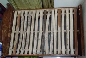 ৫ / ৭ ফুট কাঠের বিছানা বিক্রয় করা হবে।