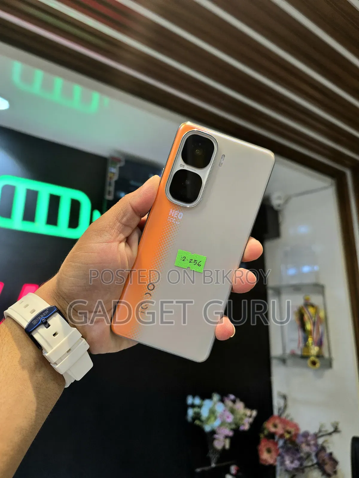 আইকিউওও ২৫৬ জিবি সিলভার