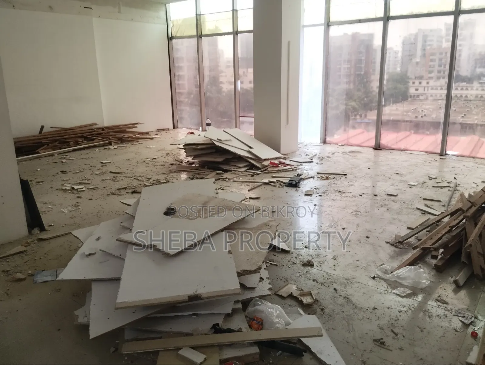 গুলশান ১ গোলচত্বরে ১৫০০ বর্গফুটের বাণিজ্যিক অফিস স্পেস ভাড়ার জন্য