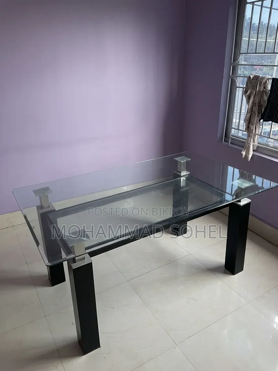 ছয় চেয়ারের শুধুমাত্র ডাইনিং টেবিল