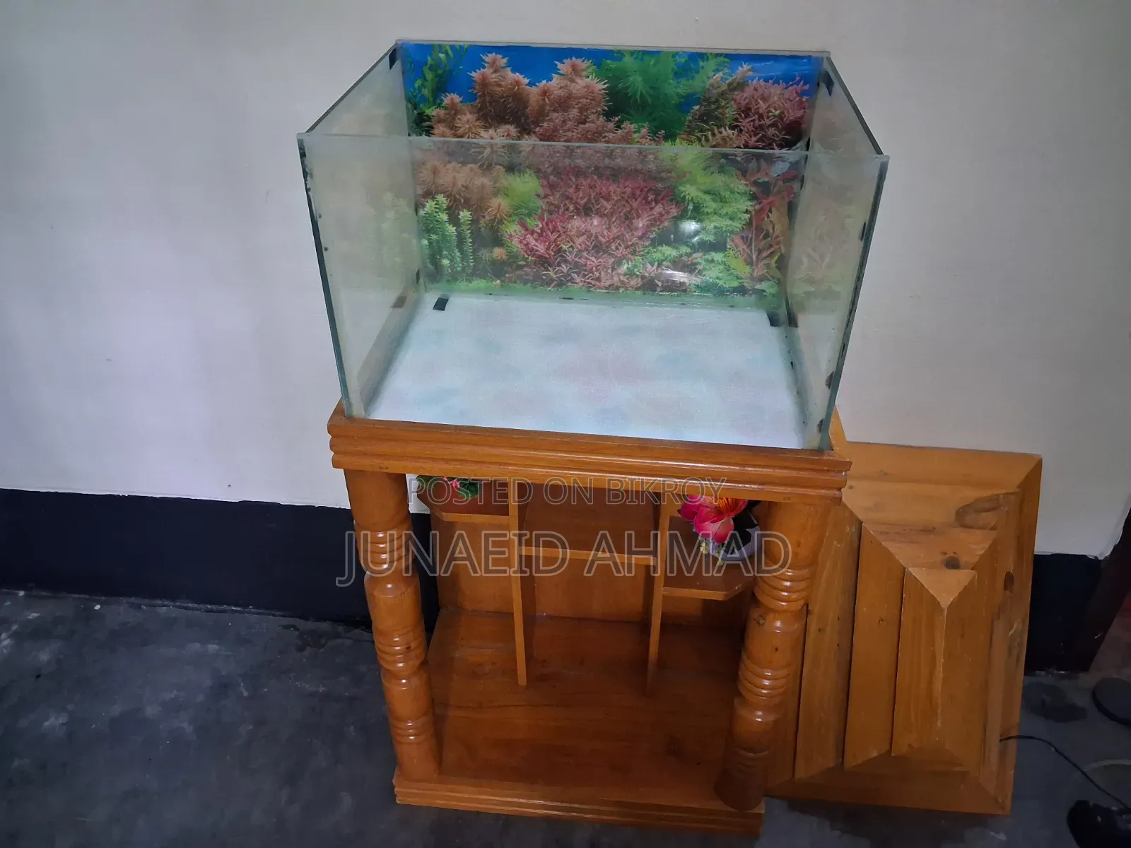 একটি একুরিয়াম বিক্রি করা হবে সাথে স্ট্যান্ডও কাভার। সাইজ ১.৫ / ১ ফুট