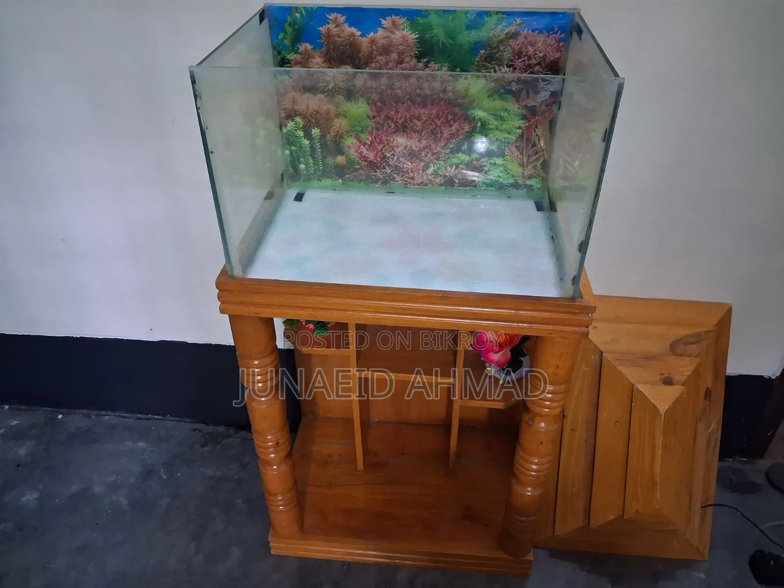 একটি একুরিয়াম বিক্রি করা হবে সাথে স্ট্যান্ডও কাভার। সাইজ ১.৫ / ১ ফুট
