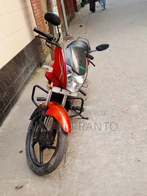 মহিন্দ্র সেঞ্চুরো ২০১৫ রেড
