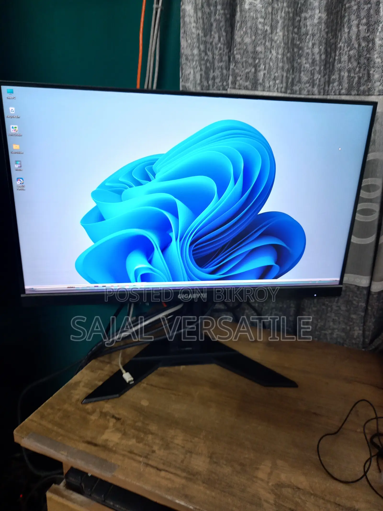 Gigabyte 24" Gaming Monitor FHD (Has scratch)