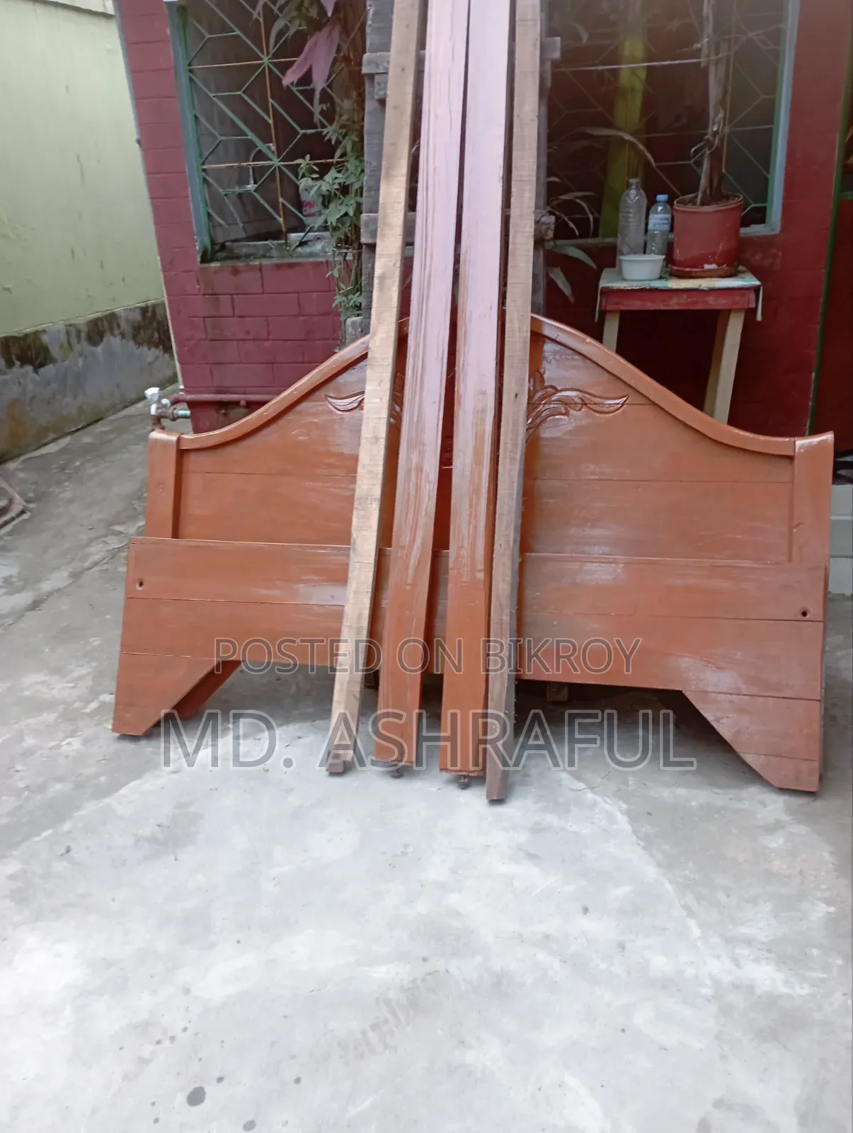 একটা করাই কাঠের ডাবল খাট