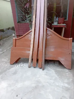 একটা করাই কাঠের ডাবল খাট