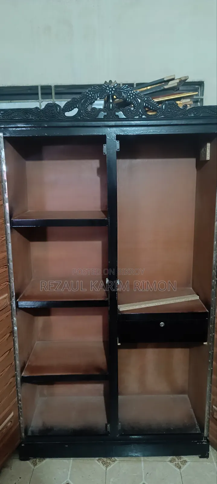 আলমারি বিক্রি করা হবে।