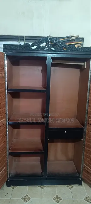 আলমারি বিক্রি করা হবে।