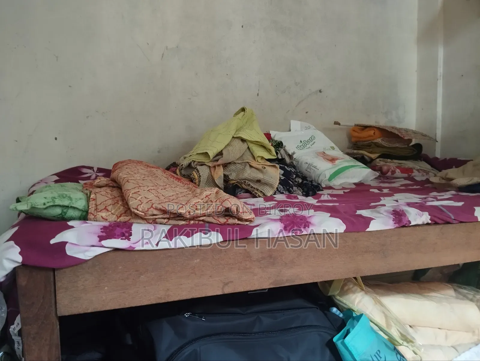 একজনের একটা খাট বিক্রি হবে
