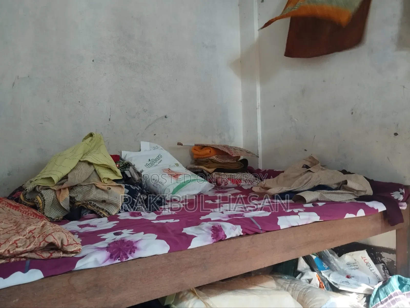 একজনের একটা খাট বিক্রি হবে