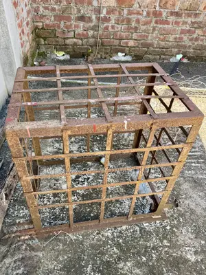 লোহার তৈরী এসি বক্স লোহার বেঞ্জি।