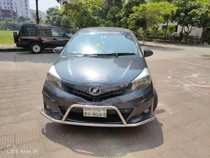 টয়োটা ভিটজ ২০১২ ধূসর