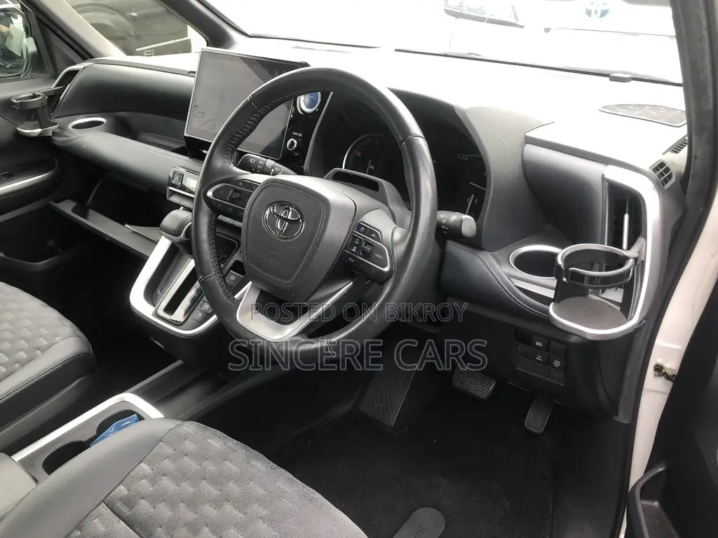 Toyota Voxy 2022 Pearl