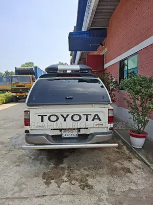 টয়োটা হিলাক্স ২.৫ ক্যাব ২০০৫ সাদা