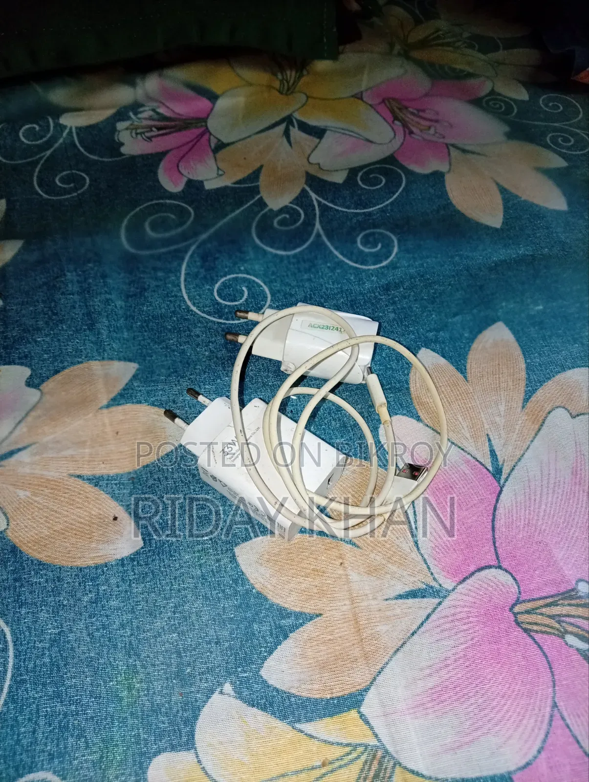 দুইটা অরিজিনাল মোবাইল চার্জার বিক্রি করা হবে ভালো কন্ডিশন