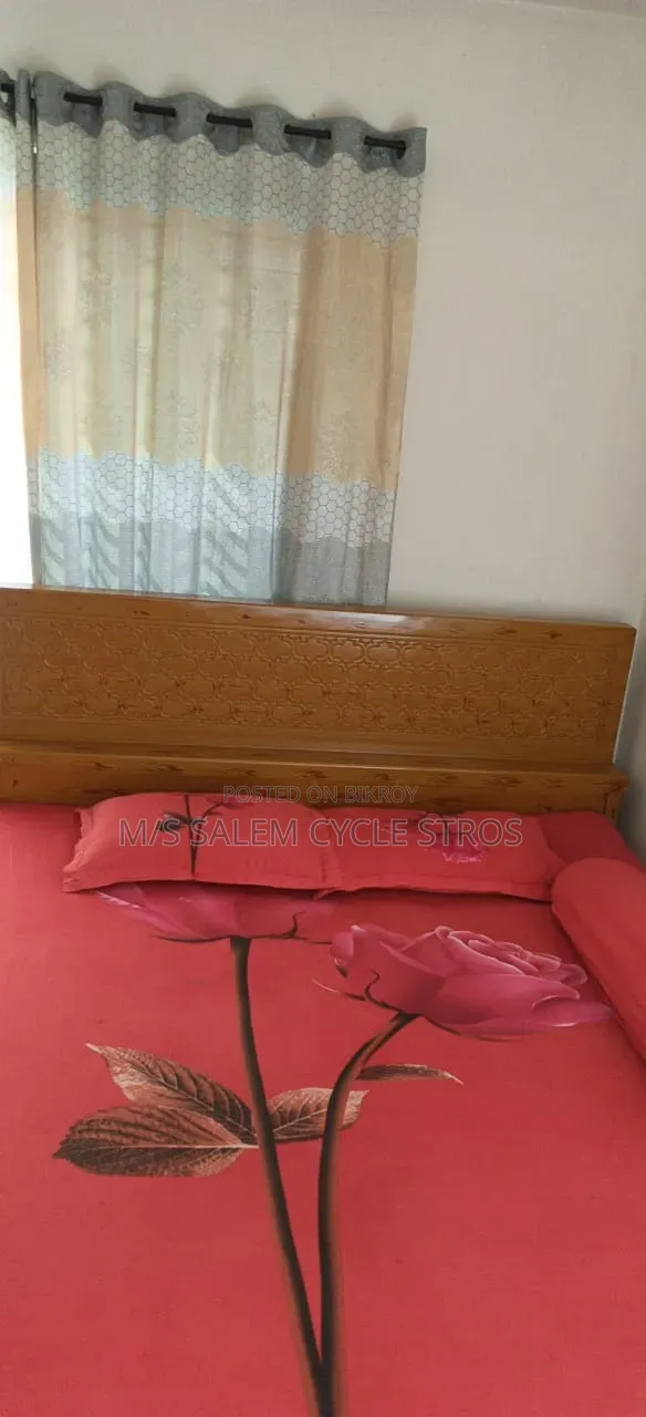 খাট বিক্রি হবে সাথে ম্যাট্রিক্স আছে