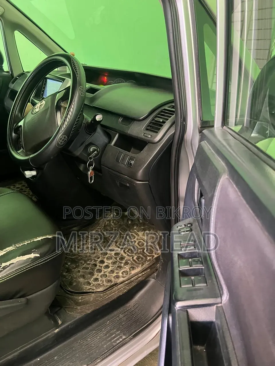 Toyota Noah 2012 Silver